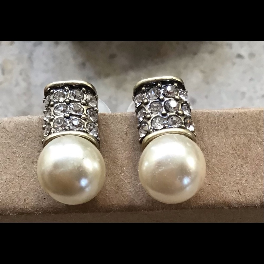 Need a little sparkle ?Sparkly faux pearl earrings